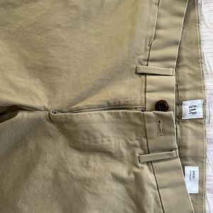 Men’s Gap Straight Fit Chino Pants in Khaki, Size 29 x 32 (Gently worn)